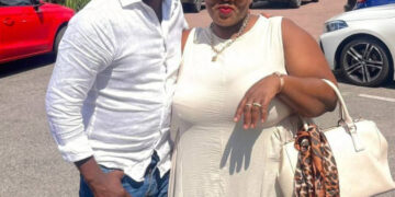 Happy woman in Nakuru Kenya sharing sugar mummy testimonial genuinesugarmummies.co.ke