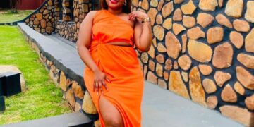 Janet rich sugarmummy in Donholm looking for an honest young guy